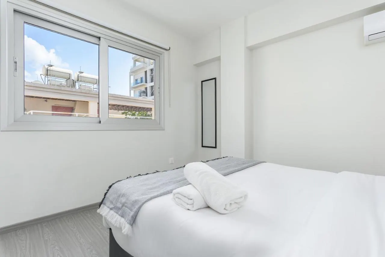 아파트 Amore 2-Br Apt By Finikoudes 라르나카