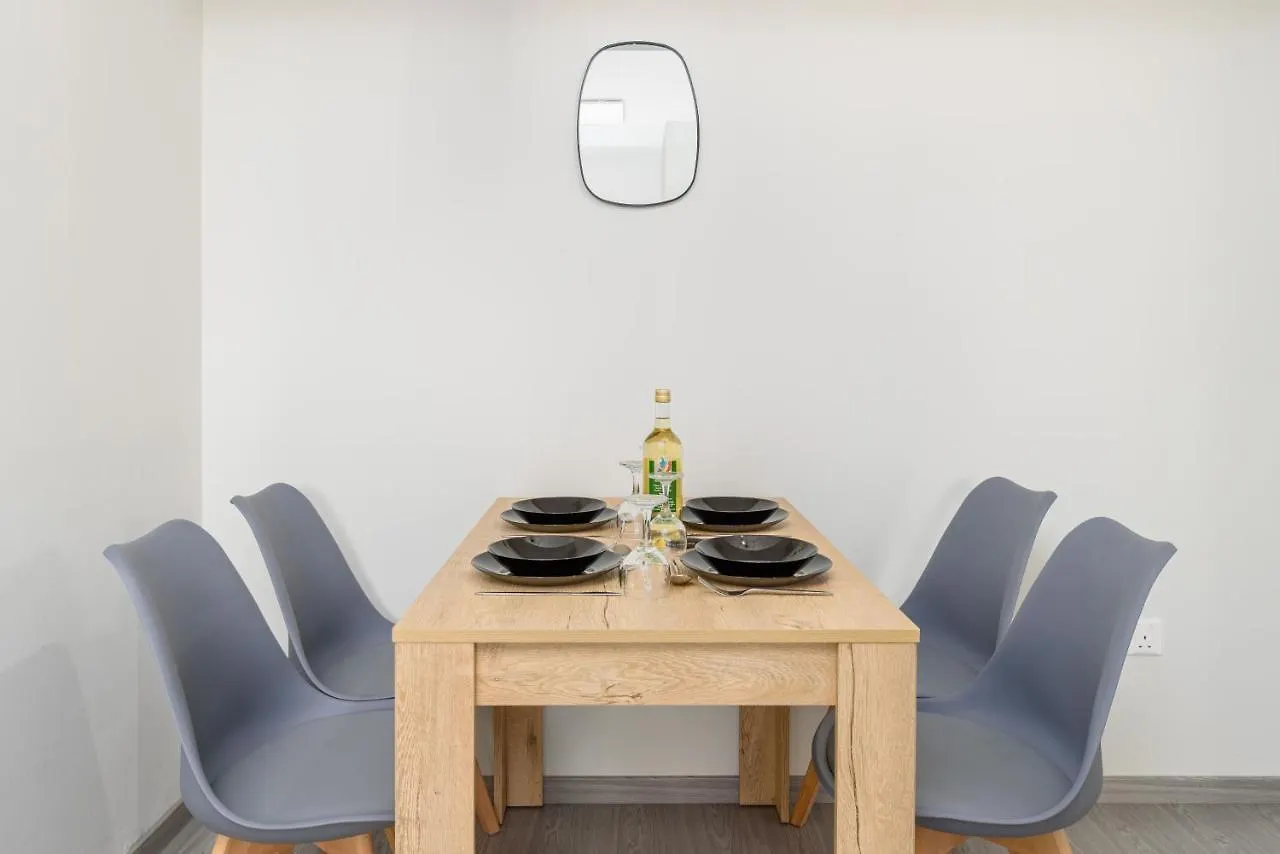 Amore 2-Br Apt By Finikoudes Larnaka